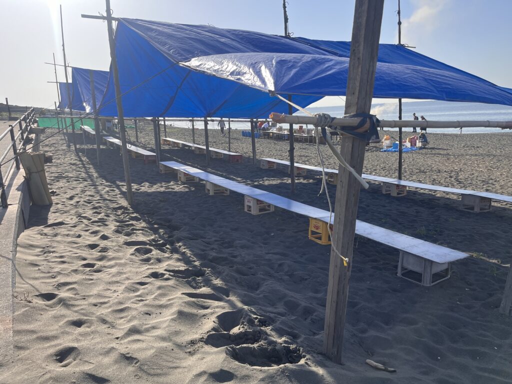 網元さんで大きなテントを張ってくれます。