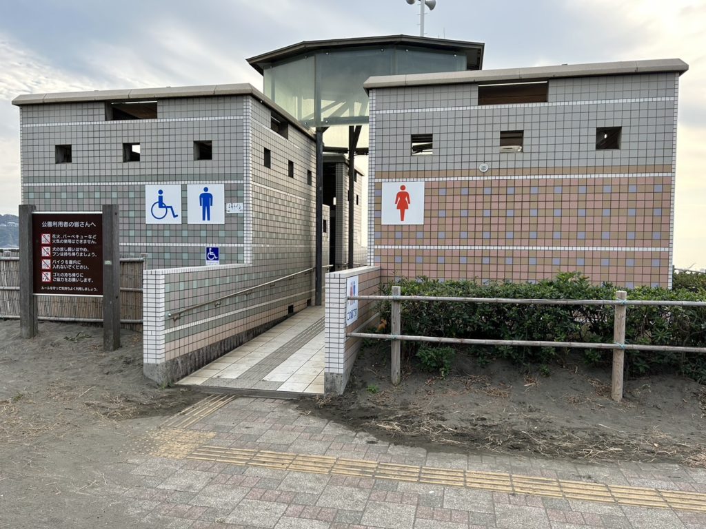 あるいて1分で公共トイレもあります