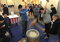 自治会イベントでの餅つき