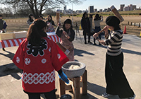 女性も気軽に餅つき