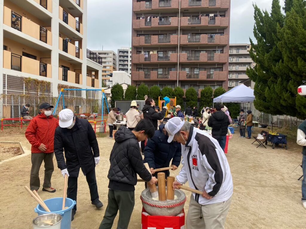 リズムよくこねる　餅つき